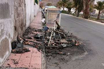 Indignación de vecinos y comerciantes de Jinámar por no retirarse los restos de contenedores quemados (Foto TA)